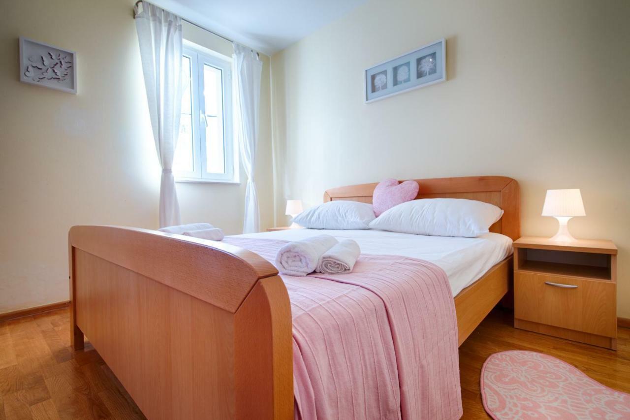 Apartments Marinkovic Комижа Экстерьер фото