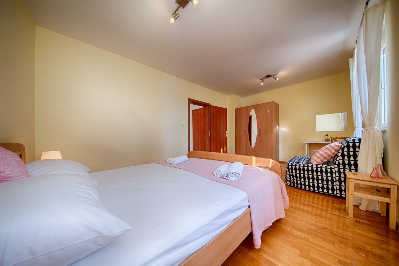 Apartments Marinkovic Комижа Экстерьер фото